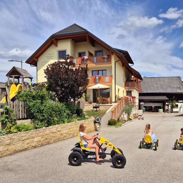 Der einladende Bauernhof mit einem großzügigen Spielbereich im Hof und einem Kinderspielplatz.